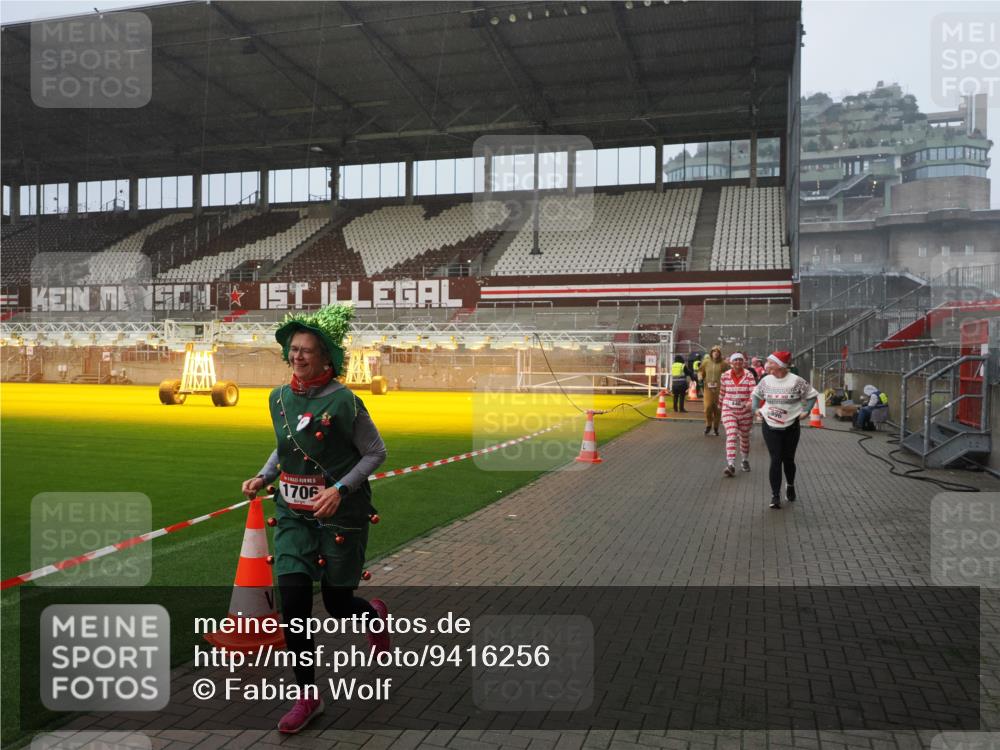07.12.2025 - St. Pauli X-Mass-Run No. 15 Fabian Wolf http://msf.ph/oto/9416256 07.12.2025 11:08:25 Ziel 100, 152, 155, 166, 396, 446, 758, 784, 1078, 1170, 1184, 1424, 1491, 1559, 1560, 1625, 1706, 2259 meine-sportfotos.de