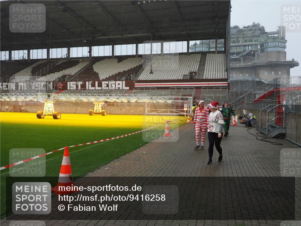 07.12.2025 - St. Pauli X-Mass-Run No. 15 Fabian Wolf http://msf.ph/oto/9416258 07.12.2025 11:08:27 Ziel 100, 152, 155, 166, 396, 446, 758, 784, 1078, 1170, 1184, 1424, 1491, 1559, 1560, 1625, 1706, 2259, 2893, 4584, 4819, 4830 meine-sportfotos.de
