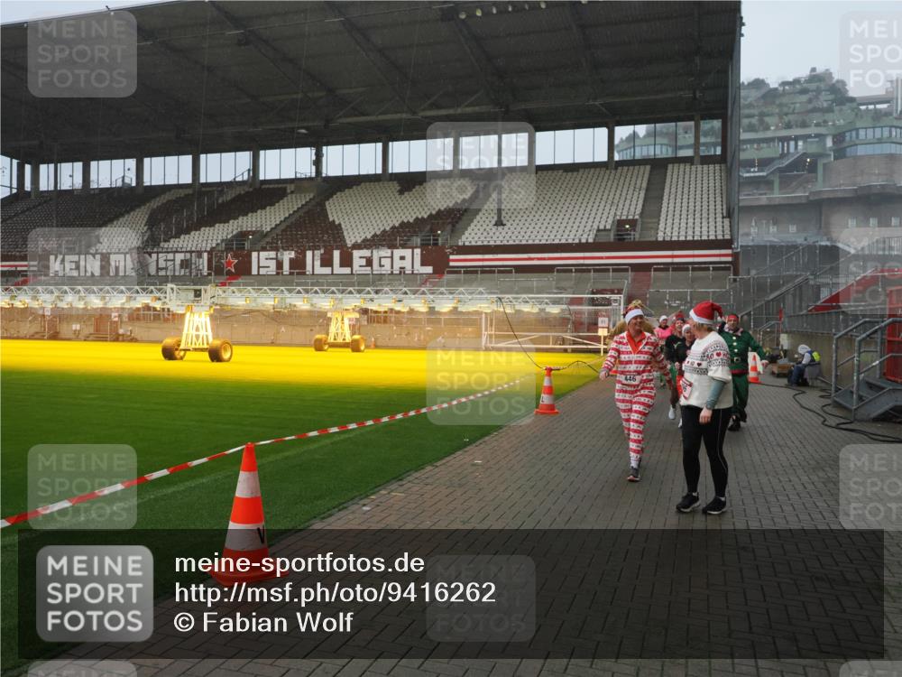 07.12.2025 - St. Pauli X-Mass-Run No. 15 Fabian Wolf http://msf.ph/oto/9416262 07.12.2025 11:08:27 Ziel 100, 152, 155, 166, 396, 446, 758, 784, 1078, 1170, 1184, 1424, 1491, 1559, 1560, 1625, 1706, 2259, 2893, 4584, 4819, 4830 meine-sportfotos.de
