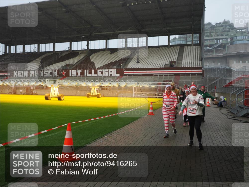 07.12.2025 - St. Pauli X-Mass-Run No. 15 Fabian Wolf http://msf.ph/oto/9416265 07.12.2025 11:08:28 Ziel 100, 152, 155, 166, 396, 446, 758, 784, 1078, 1170, 1184, 1424, 1491, 1560, 1625, 1706, 2259, 2893, 4584, 4819, 4830 meine-sportfotos.de