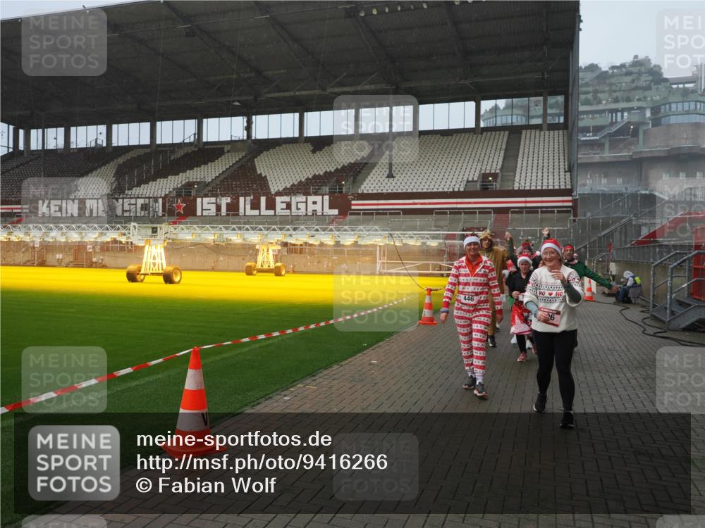07.12.2025 - St. Pauli X-Mass-Run No. 15 Fabian Wolf http://msf.ph/oto/9416266 07.12.2025 11:08:28 Ziel 100, 152, 155, 166, 396, 446, 758, 784, 1078, 1170, 1184, 1424, 1491, 1560, 1625, 1706, 2259, 2893, 4584, 4819, 4830 meine-sportfotos.de