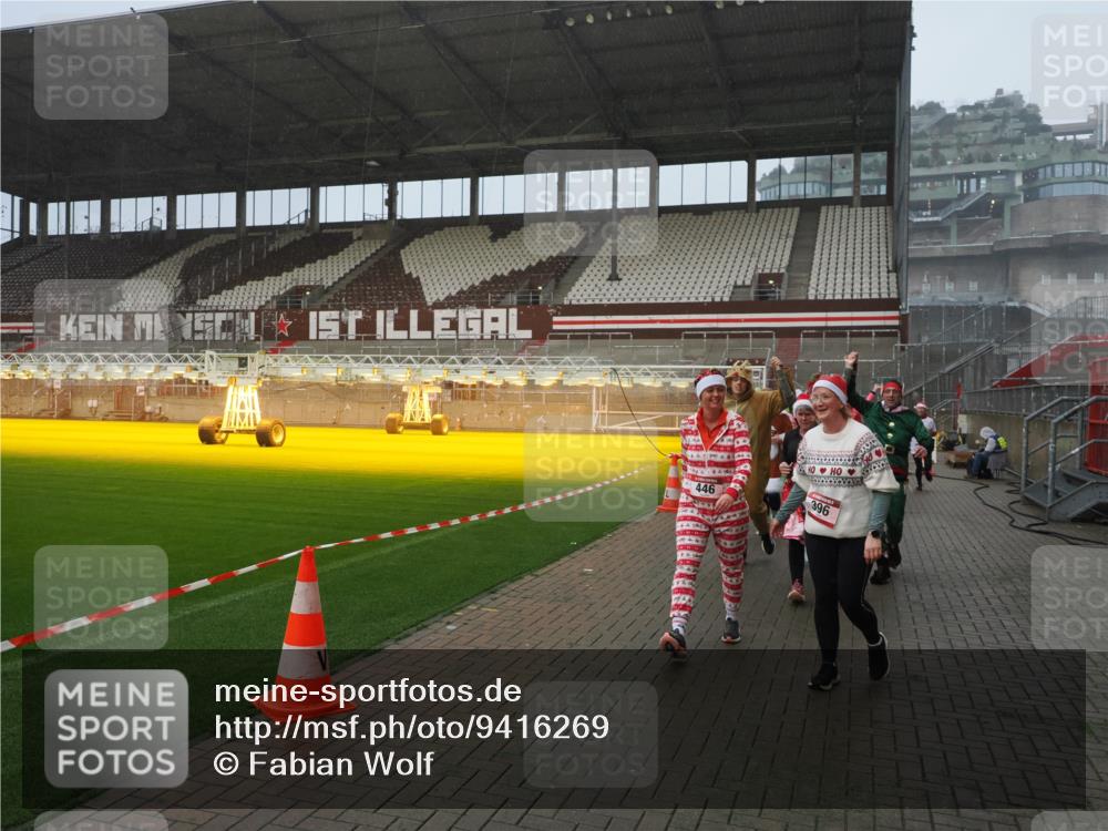 07.12.2025 - St. Pauli X-Mass-Run No. 15 Fabian Wolf http://msf.ph/oto/9416269 07.12.2025 11:08:29 Ziel 100, 152, 155, 166, 396, 446, 758, 784, 1078, 1170, 1184, 1424, 1491, 1625, 1706, 2259, 2893, 4584, 4819, 4830 meine-sportfotos.de