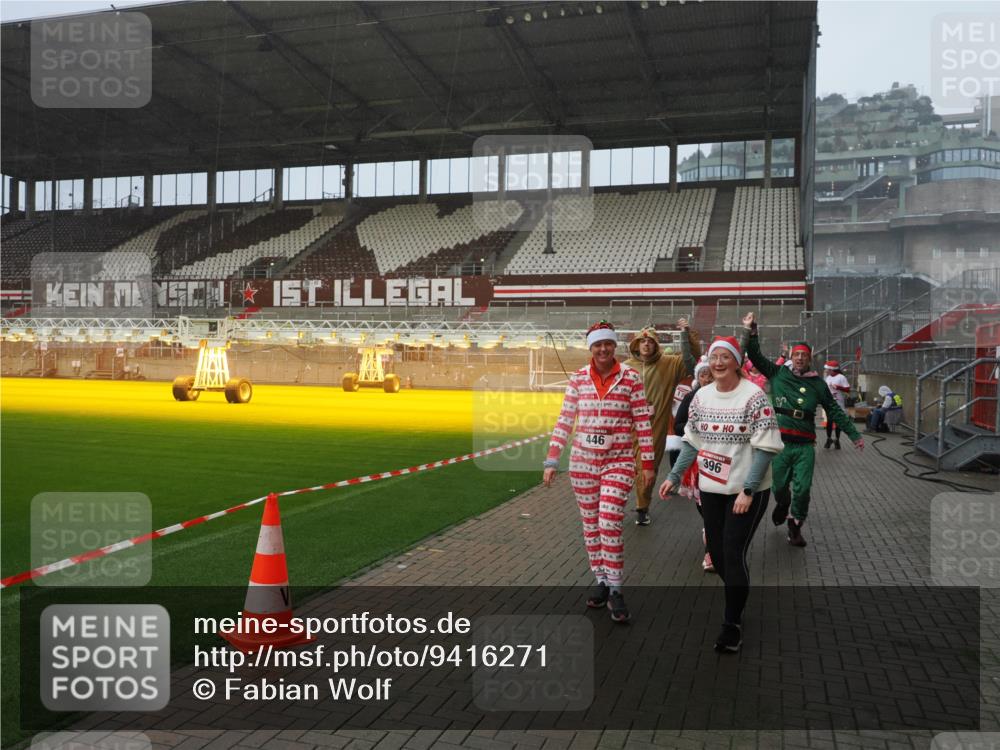 07.12.2025 - St. Pauli X-Mass-Run No. 15 Fabian Wolf http://msf.ph/oto/9416271 07.12.2025 11:08:29 Ziel 100, 152, 155, 166, 396, 446, 758, 784, 1078, 1170, 1184, 1424, 1491, 1625, 1706, 2259, 2893, 4584, 4819, 4830 meine-sportfotos.de