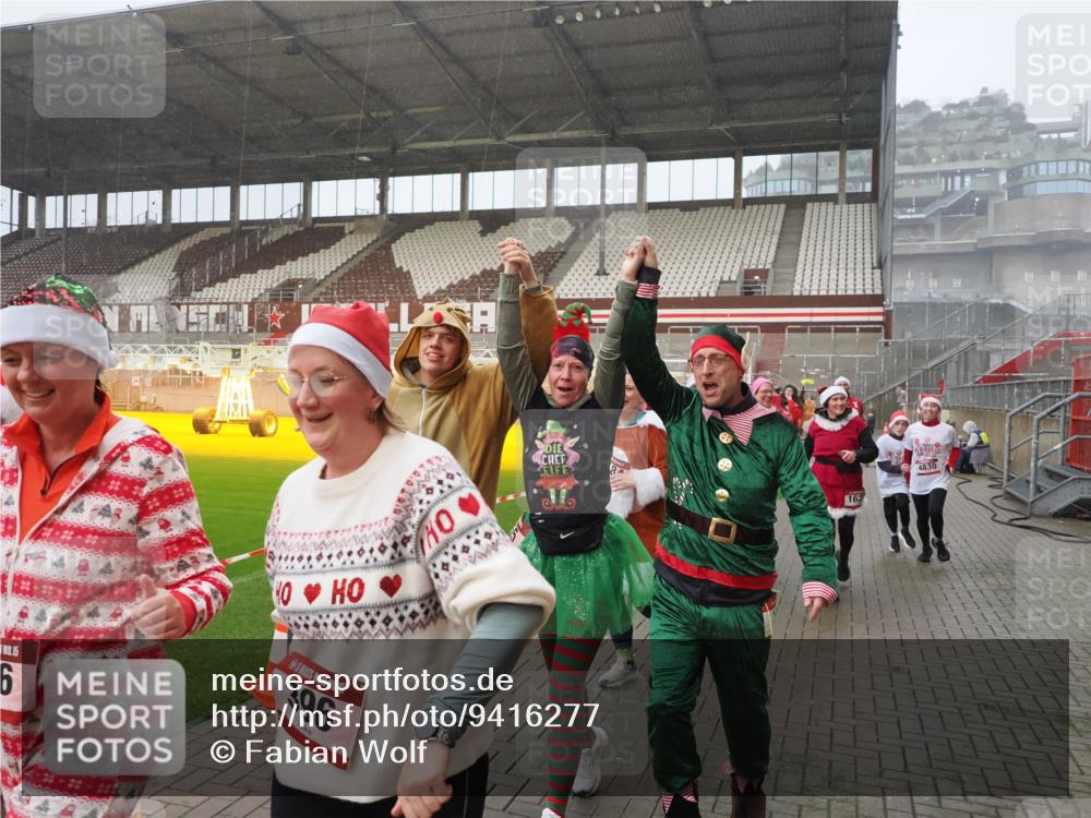 07.12.2025 - St. Pauli X-Mass-Run No. 15 Fabian Wolf http://msf.ph/oto/9416277 07.12.2025 11:08:32 Ziel 152, 155, 166, 396, 446, 758, 784, 1078, 1170, 1184, 1424, 1491, 1625, 1706, 2259, 2893, 4584, 4819, 4830 meine-sportfotos.de