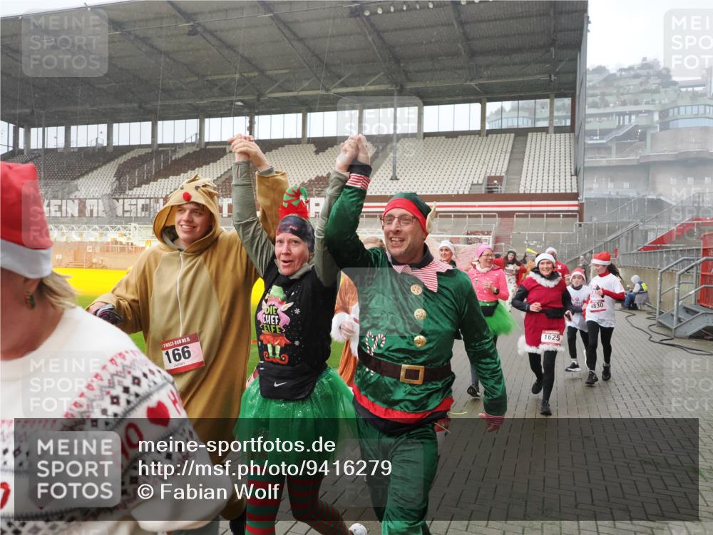 07.12.2025 - St. Pauli X-Mass-Run No. 15 Fabian Wolf http://msf.ph/oto/9416279 07.12.2025 11:08:32 Ziel 152, 155, 166, 396, 446, 758, 784, 1078, 1170, 1184, 1424, 1491, 1625, 1706, 2259, 2893, 4584, 4819, 4830 meine-sportfotos.de