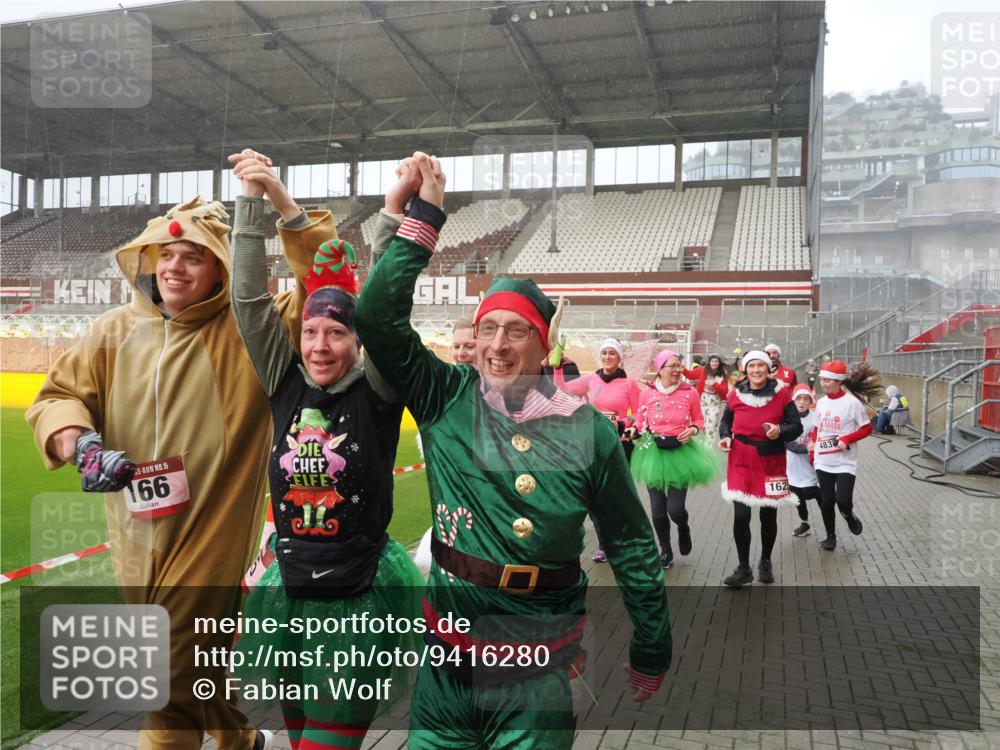 07.12.2025 - St. Pauli X-Mass-Run No. 15 Fabian Wolf http://msf.ph/oto/9416280 07.12.2025 11:08:32 Ziel 152, 155, 166, 396, 446, 758, 784, 1078, 1170, 1184, 1424, 1491, 1625, 1706, 2259, 2893, 4584, 4819, 4830 meine-sportfotos.de
