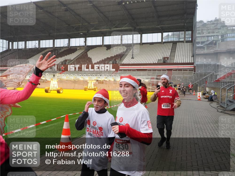 07.12.2025 - St. Pauli X-Mass-Run No. 15 Fabian Wolf http://msf.ph/oto/9416288 07.12.2025 11:08:35 Ziel 152, 155, 166, 446, 784, 1184, 1412, xxxx, 1424, 1491, 1625, 1706, 2259, 2893, 4584, 4819, 4830 meine-sportfotos.de