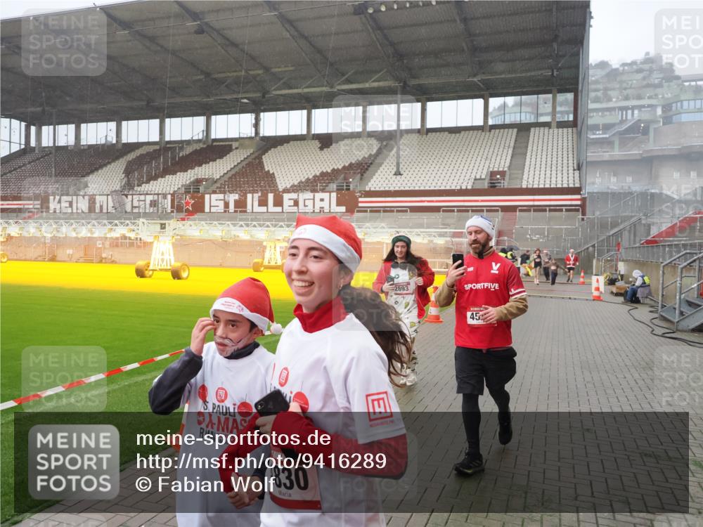 07.12.2025 - St. Pauli X-Mass-Run No. 15 Fabian Wolf http://msf.ph/oto/9416289 07.12.2025 11:08:35 Ziel 152, 155, 166, 446, 784, 1184, 1412, xxxx, 1424, 1491, 1625, 1706, 2259, 2893, 4584, 4819, 4830 meine-sportfotos.de