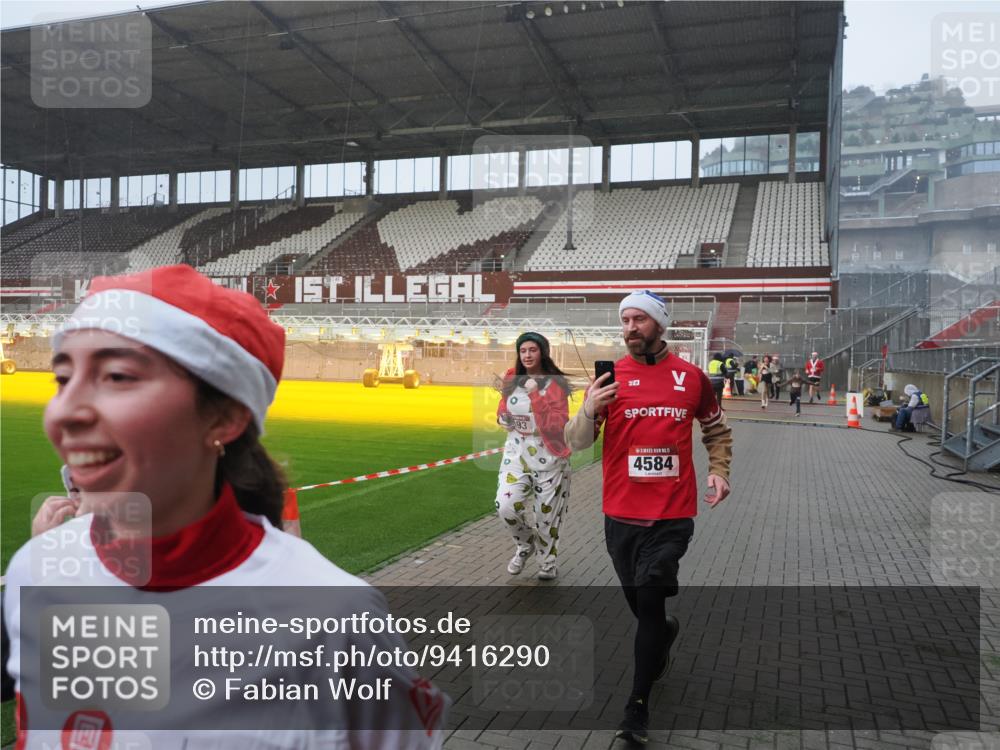 07.12.2025 - St. Pauli X-Mass-Run No. 15 Fabian Wolf http://msf.ph/oto/9416290 07.12.2025 11:08:35 Ziel 152, 155, 166, 446, 784, 1184, 1412, xxxx, 1424, 1491, 1625, 1706, 2259, 2893, 4584, 4819, 4830 meine-sportfotos.de