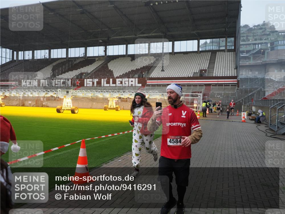 07.12.2025 - St. Pauli X-Mass-Run No. 15 Fabian Wolf http://msf.ph/oto/9416291 07.12.2025 11:08:35 Ziel 152, 155, 166, 446, 784, 1184, 1412, xxxx, 1424, 1491, 1625, 1706, 2259, 2893, 4584, 4819, 4830 meine-sportfotos.de
