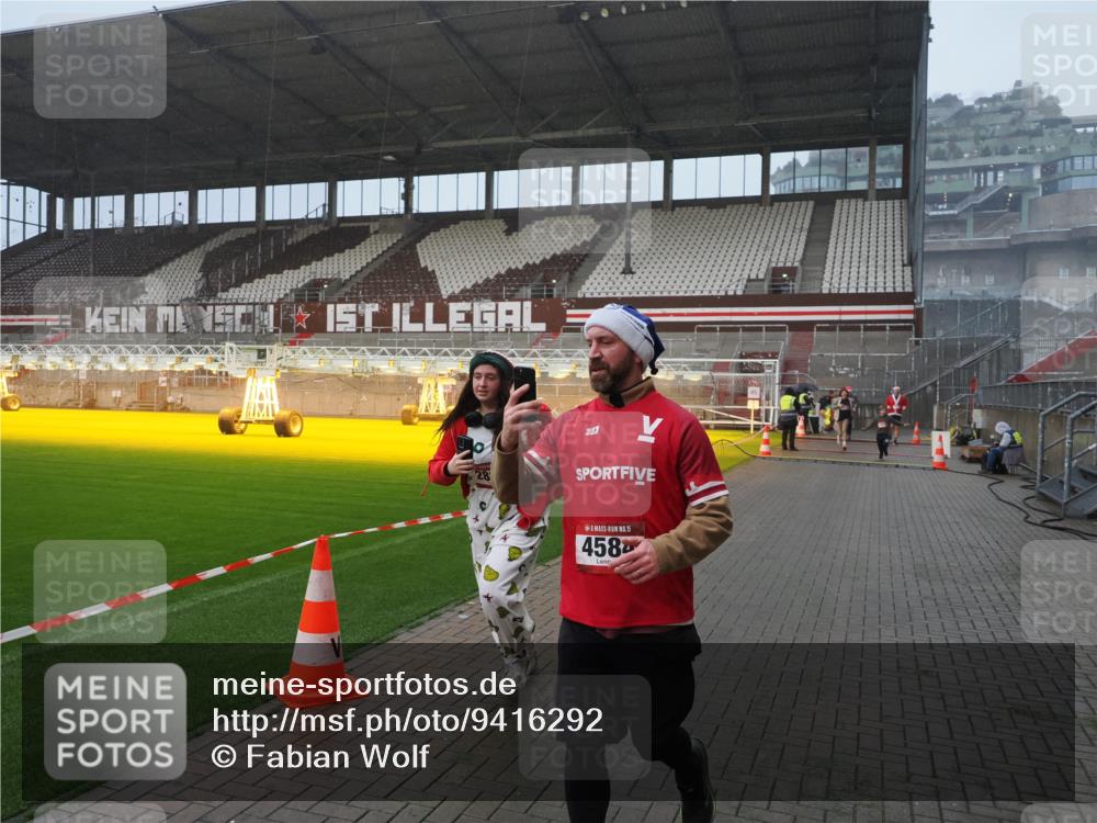 07.12.2025 - St. Pauli X-Mass-Run No. 15 Fabian Wolf http://msf.ph/oto/9416292 07.12.2025 11:08:36 Ziel 152, 155, 166, 446, 784, 1184, 1412, xxxx, 1424, 1491, 1625, 2259, 2893, 4584, 4819, 4830 meine-sportfotos.de