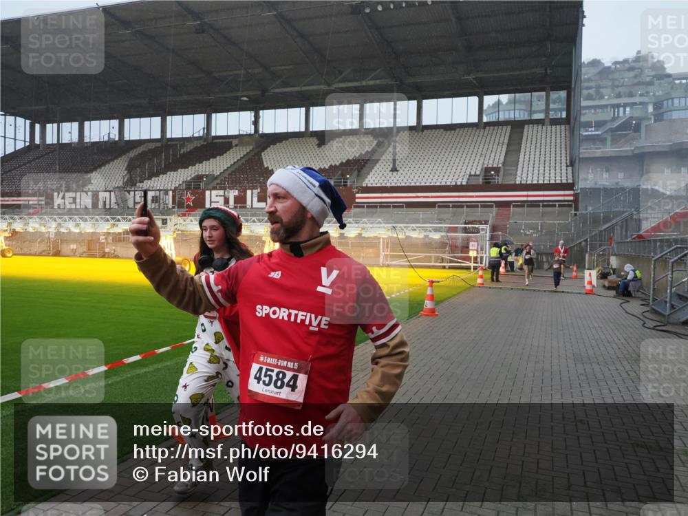 07.12.2025 - St. Pauli X-Mass-Run No. 15 Fabian Wolf http://msf.ph/oto/9416294 07.12.2025 11:08:36 Ziel 152, 155, 166, 446, 784, 1184, 1412, xxxx, 1424, 1491, 1625, 2259, 2893, 4584, 4819, 4830 meine-sportfotos.de