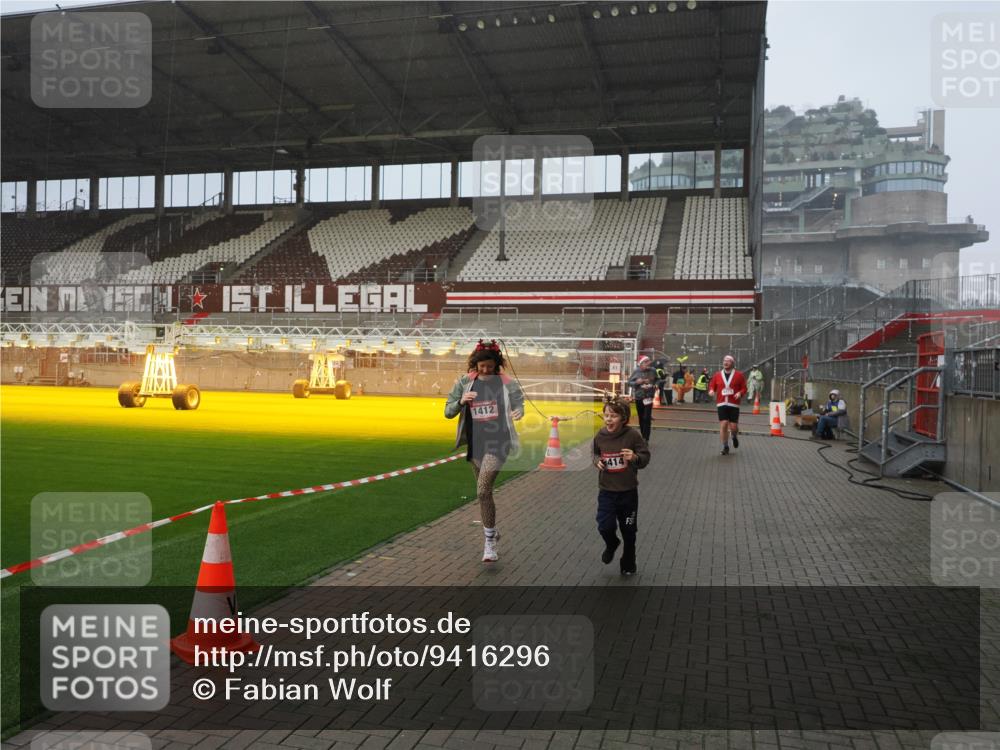 07.12.2025 - St. Pauli X-Mass-Run No. 15 Fabian Wolf http://msf.ph/oto/9416296 07.12.2025 11:08:42 Ziel 1184, 1412, xxxx, 1424, 1464, 1491, 1625, 2259, 2893, 4471, 4584, 4819, 4830 meine-sportfotos.de