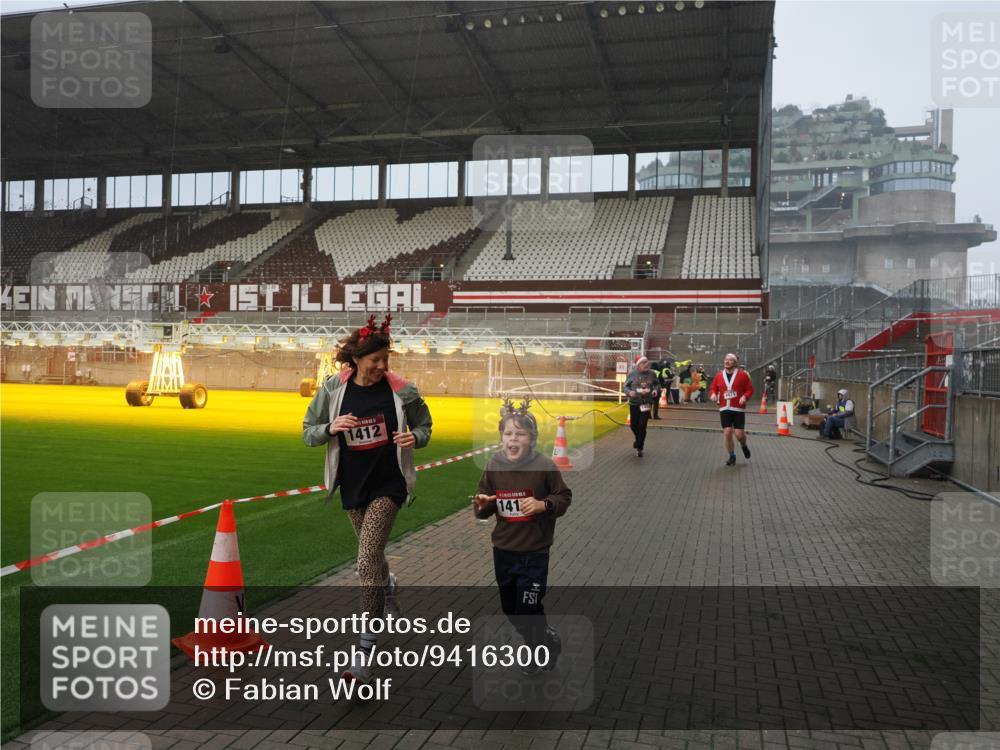 07.12.2025 - St. Pauli X-Mass-Run No. 15 Fabian Wolf http://msf.ph/oto/9416300 07.12.2025 11:08:43 Ziel 1412, xxxx, 1424, 1464, 1491, 1625, 2259, 2893, 4471, 4584, 4819, 4830 meine-sportfotos.de