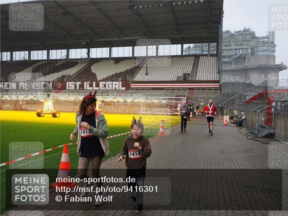 07.12.2025 - St. Pauli X-Mass-Run No. 15 Fabian Wolf http://msf.ph/oto/9416301 07.12.2025 11:08:43 Ziel 1412, xxxx, 1424, 1464, 1491, 1625, 2259, 2893, 4471, 4584, 4819, 4830 meine-sportfotos.de