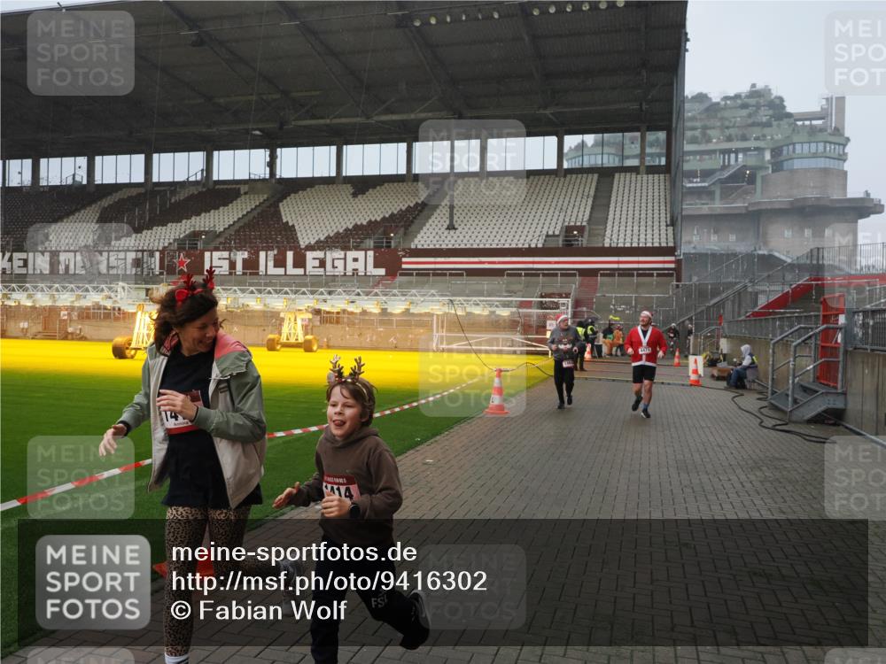 07.12.2025 - St. Pauli X-Mass-Run No. 15 Fabian Wolf http://msf.ph/oto/9416302 07.12.2025 11:08:43 Ziel 1412, xxxx, 1424, 1464, 1491, 1625, 2259, 2893, 4471, 4584, 4819, 4830 meine-sportfotos.de