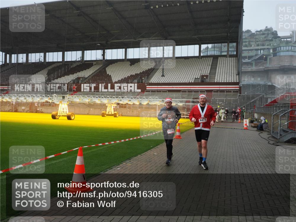 07.12.2025 - St. Pauli X-Mass-Run No. 15 Fabian Wolf http://msf.ph/oto/9416305 07.12.2025 11:08:46 Ziel 1412, xxxx, 1464, 2893, 4471, 4584, 4819, 4830 meine-sportfotos.de
