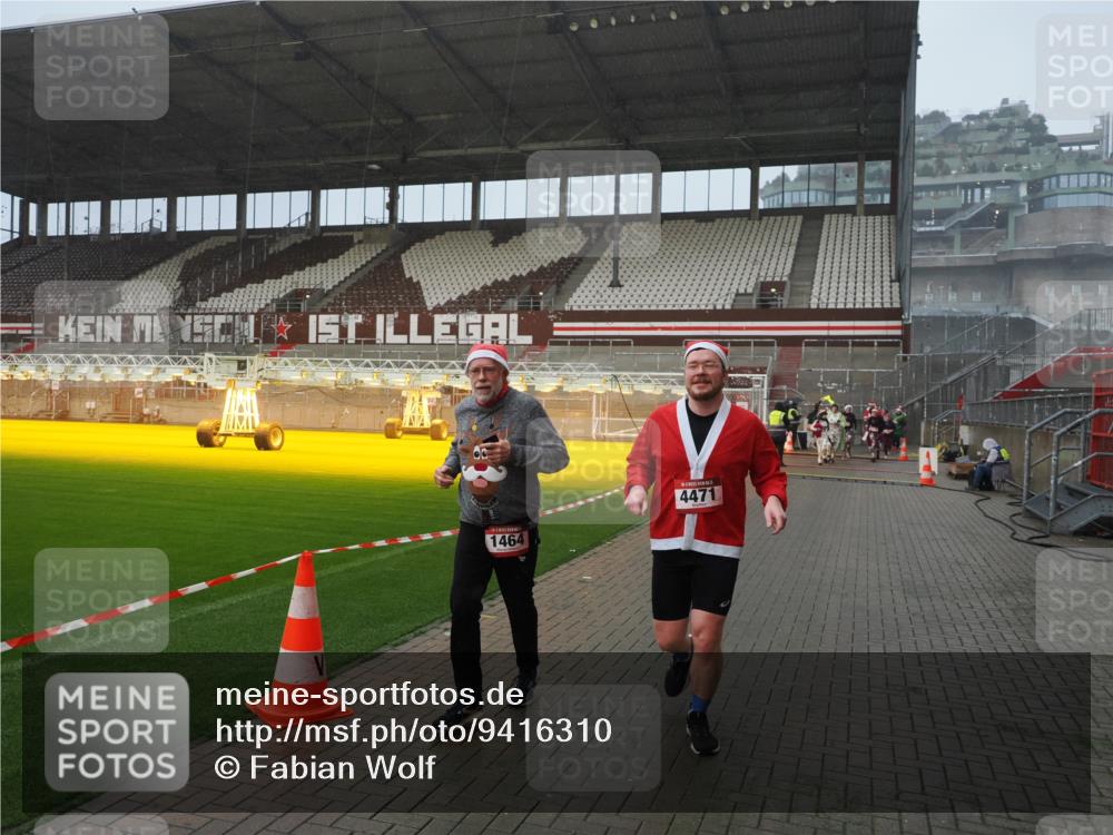 07.12.2025 - St. Pauli X-Mass-Run No. 15 Fabian Wolf http://msf.ph/oto/9416310 07.12.2025 11:08:47 Ziel 1412, xxxx, 1464, 2879, 2893, 2898, 4471 meine-sportfotos.de