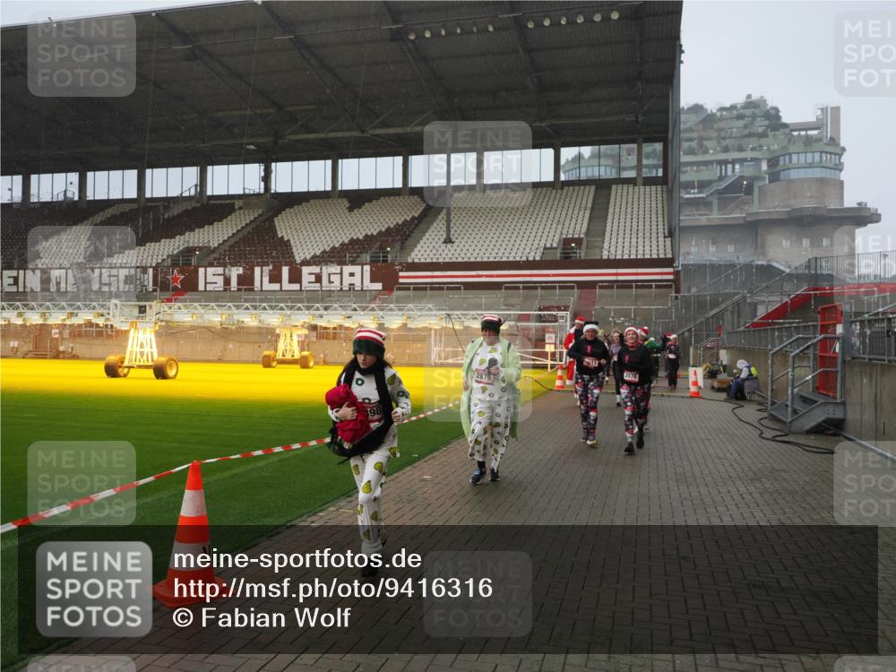 07.12.2025 - St. Pauli X-Mass-Run No. 15 Fabian Wolf http://msf.ph/oto/9416316 07.12.2025 11:08:55 Ziel 335, 338, 341, 495, 496, 619, 1205, 1211, 1412, xxxx, 1464, 1502, 1511, 2070, 2879, 2898, 4471 meine-sportfotos.de