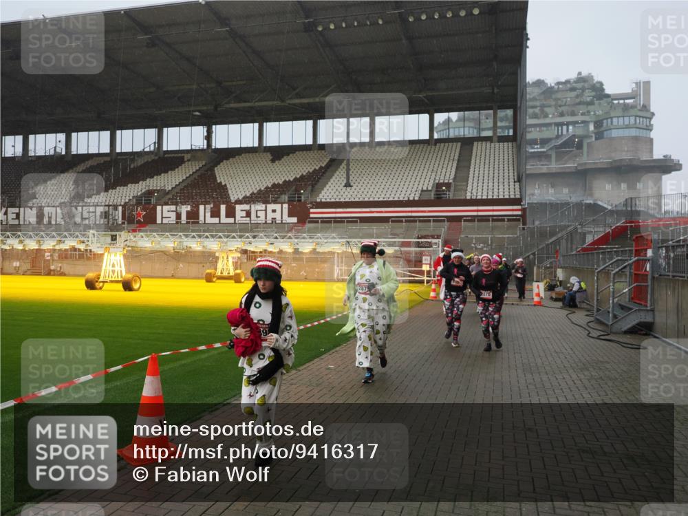 07.12.2025 - St. Pauli X-Mass-Run No. 15 Fabian Wolf http://msf.ph/oto/9416317 07.12.2025 11:08:55 Ziel 335, 338, 341, 495, 496, 619, 1205, 1211, 1412, xxxx, 1464, 1502, 1511, 2070, 2879, 2898, 4471 meine-sportfotos.de