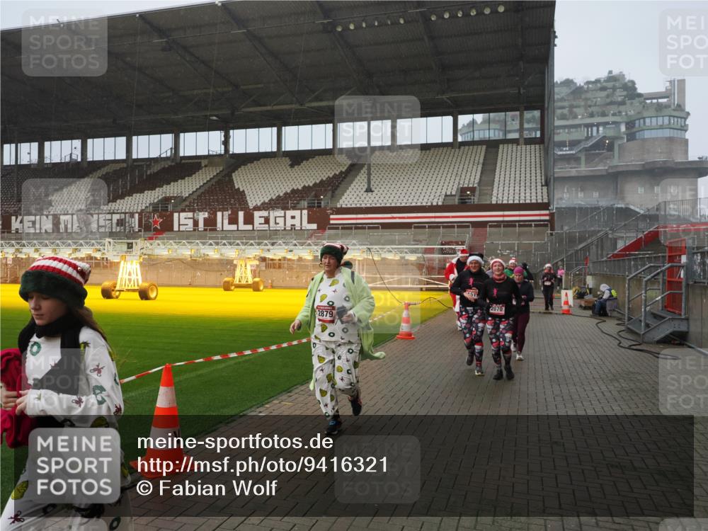 07.12.2025 - St. Pauli X-Mass-Run No. 15 Fabian Wolf http://msf.ph/oto/9416321 07.12.2025 11:08:56 Ziel 335, 338, 341, 495, 496, 619, 1205, 1211, 1464, 1502, 1511, 2070, 2879, 2898, 4471 meine-sportfotos.de