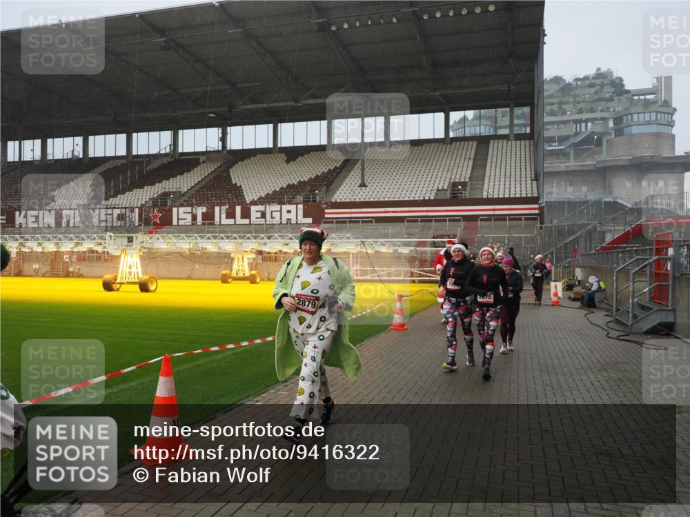 07.12.2025 - St. Pauli X-Mass-Run No. 15 Fabian Wolf http://msf.ph/oto/9416322 07.12.2025 11:08:56 Ziel 335, 338, 341, 495, 496, 619, 1205, 1211, 1464, 1502, 1511, 2070, 2879, 2898, 4471 meine-sportfotos.de