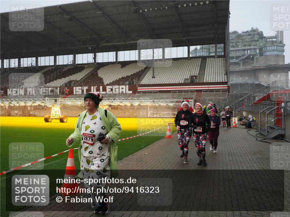 07.12.2025 - St. Pauli X-Mass-Run No. 15 Fabian Wolf http://msf.ph/oto/9416323 07.12.2025 11:08:57 Ziel 335, 338, 341, 495, 496, 619, 1136, 1138, 1140, 1205, 1211, 1464, 1502, 1511, 2070, 2879, 2898, 4471 meine-sportfotos.de