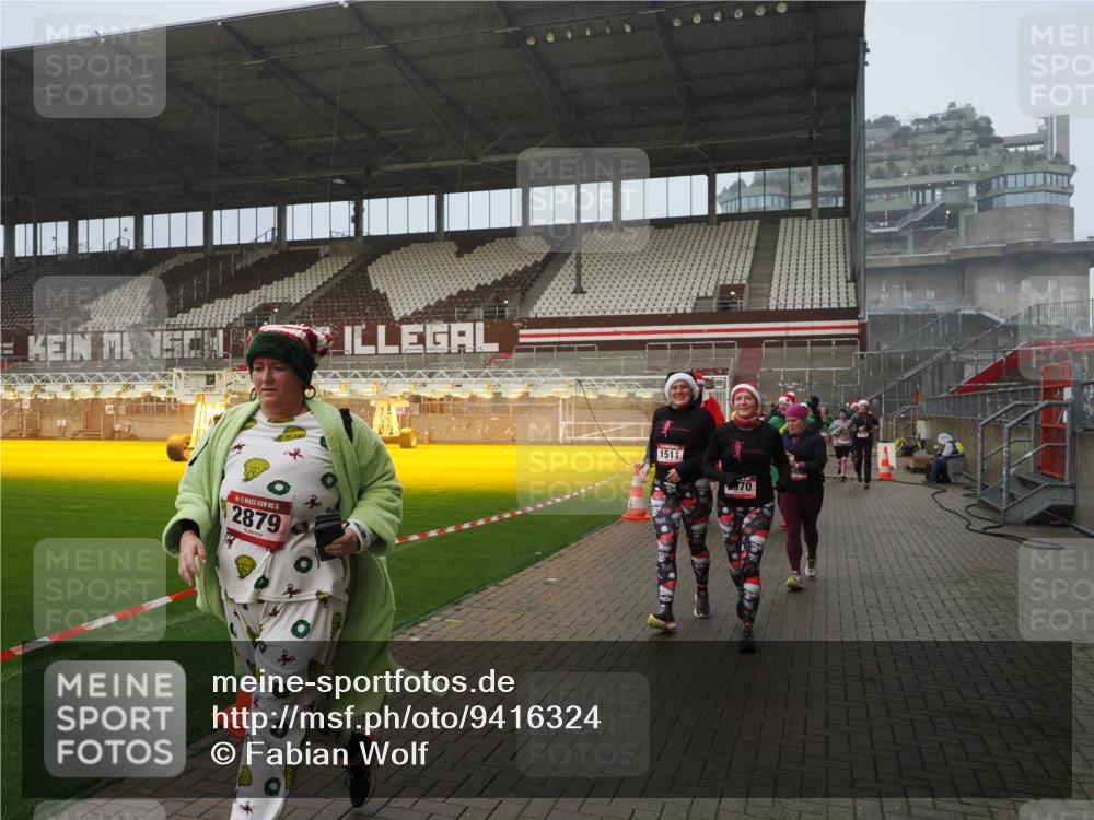 07.12.2025 - St. Pauli X-Mass-Run No. 15 Fabian Wolf http://msf.ph/oto/9416324 07.12.2025 11:08:57 Ziel 335, 338, 341, 495, 496, 619, 1136, 1138, 1140, 1205, 1211, 1464, 1502, 1511, 2070, 2879, 2898, 4471 meine-sportfotos.de