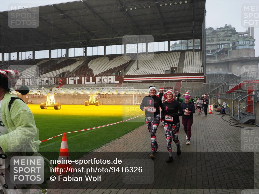 07.12.2025 - St. Pauli X-Mass-Run No. 15 Fabian Wolf http://msf.ph/oto/9416326 07.12.2025 11:08:57 Ziel 335, 338, 341, 495, 496, 619, 1136, 1138, 1140, 1205, 1211, 1464, 1502, 1511, 2070, 2879, 2898, 4471 meine-sportfotos.de