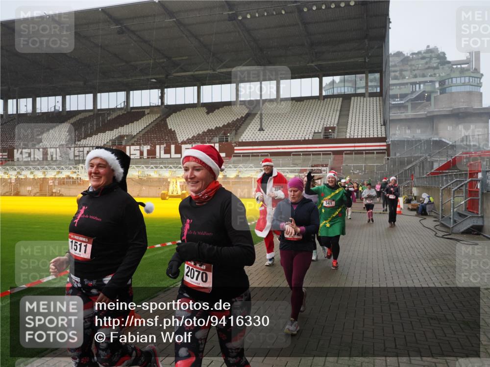 07.12.2025 - St. Pauli X-Mass-Run No. 15 Fabian Wolf http://msf.ph/oto/9416330 07.12.2025 11:08:59 Ziel 335, 338, 341, 495, 496, 619, 1136, 1138, 1140, 1205, 1211, 1502, 1511, 2070, 2879, 2898 meine-sportfotos.de