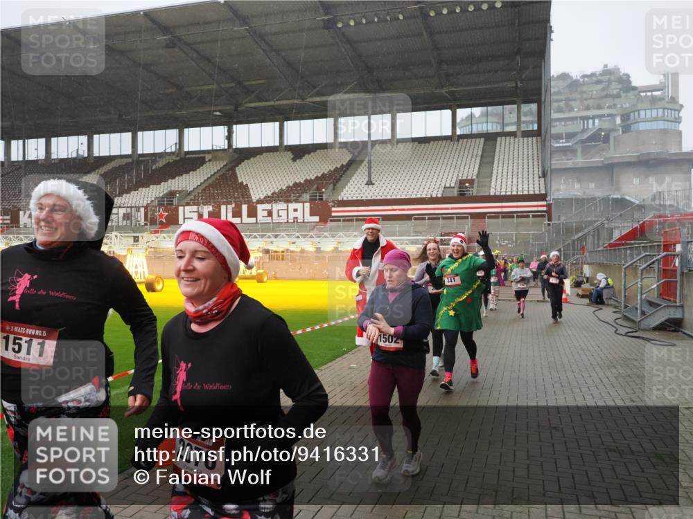 07.12.2025 - St. Pauli X-Mass-Run No. 15 Fabian Wolf http://msf.ph/oto/9416331 07.12.2025 11:08:59 Ziel 335, 338, 341, 495, 496, 619, 1136, 1138, 1140, 1205, 1211, 1502, 1511, 2070, 2879, 2898 meine-sportfotos.de