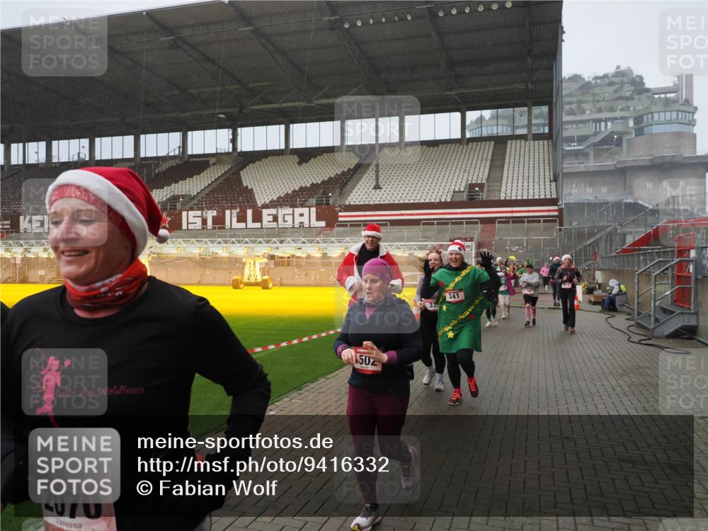 07.12.2025 - St. Pauli X-Mass-Run No. 15 Fabian Wolf http://msf.ph/oto/9416332 07.12.2025 11:08:59 Ziel 335, 338, 341, 495, 496, 619, 1136, 1138, 1140, 1205, 1211, 1502, 1511, 2070, 2879, 2898 meine-sportfotos.de