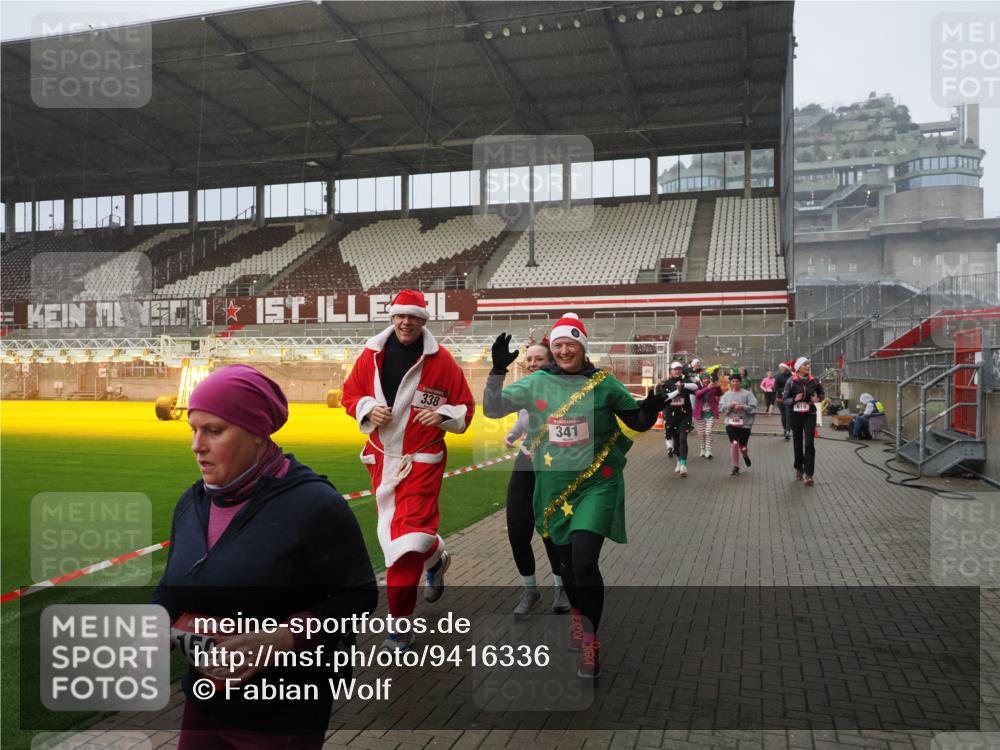 07.12.2025 - St. Pauli X-Mass-Run No. 15 Fabian Wolf http://msf.ph/oto/9416336 07.12.2025 11:09:00 Ziel 335, 338, 341, 495, 496, 619, 1136, 1138, 1140, 1205, 1211, 1502, 1511, 2070, 2879, 2898 meine-sportfotos.de