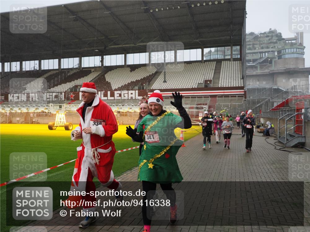 07.12.2025 - St. Pauli X-Mass-Run No. 15 Fabian Wolf http://msf.ph/oto/9416338 07.12.2025 11:09:01 Ziel 335, 338, 341, 495, 496, 619, 1136, 1138, 1140, 1205, 1211, 1502, 1511, 2070, 2879, 2898 meine-sportfotos.de
