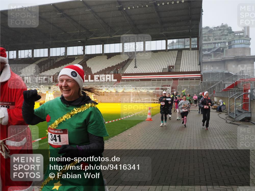 07.12.2025 - St. Pauli X-Mass-Run No. 15 Fabian Wolf http://msf.ph/oto/9416341 07.12.2025 11:09:01 Ziel 335, 338, 341, 495, 496, 619, 1136, 1138, 1140, 1205, 1211, 1502, 1511, 2070, 2879, 2898 meine-sportfotos.de