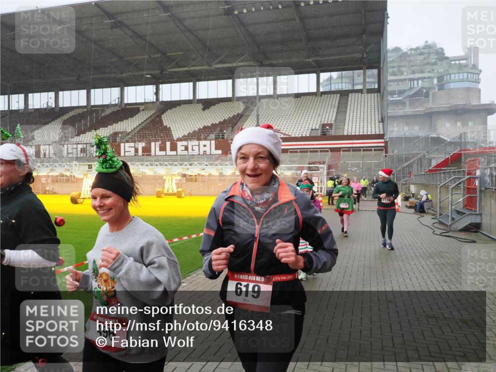 07.12.2025 - St. Pauli X-Mass-Run No. 15 Fabian Wolf http://msf.ph/oto/9416348 07.12.2025 11:09:05 Ziel 335, 338, 341, 495, 496, 619, 1136, 1138, 1140, 1205, 1211, 1502, 1511, 1574, 2070, 2879, 2898 meine-sportfotos.de