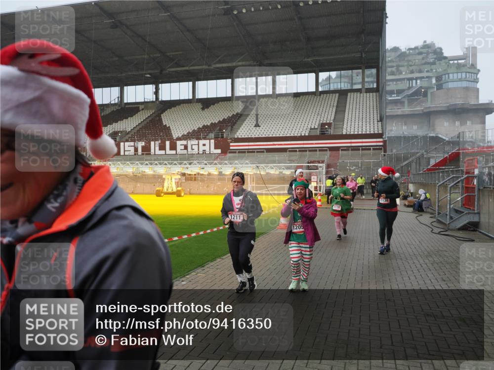 07.12.2025 - St. Pauli X-Mass-Run No. 15 Fabian Wolf http://msf.ph/oto/9416350 07.12.2025 11:09:05 Ziel 335, 338, 341, 495, 496, 619, 1136, 1138, 1140, 1205, 1211, 1502, 1511, 1574, 2070, 2879, 2898 meine-sportfotos.de