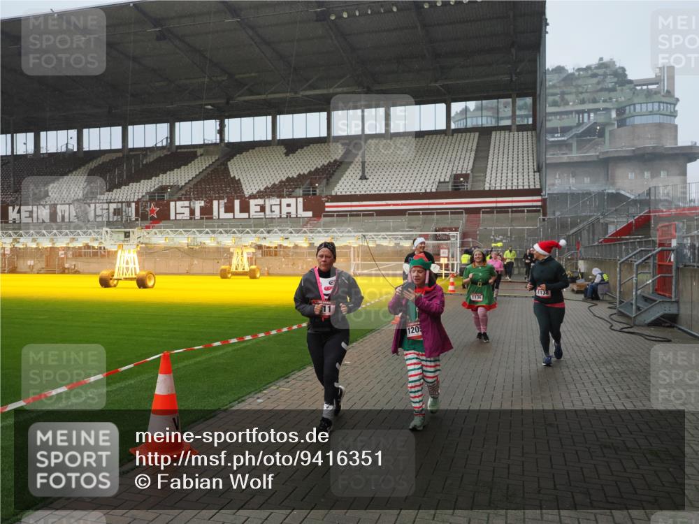 07.12.2025 - St. Pauli X-Mass-Run No. 15 Fabian Wolf http://msf.ph/oto/9416351 07.12.2025 11:09:05 Ziel 335, 338, 341, 495, 496, 619, 1136, 1138, 1140, 1205, 1211, 1502, 1511, 1574, 2070, 2879, 2898 meine-sportfotos.de