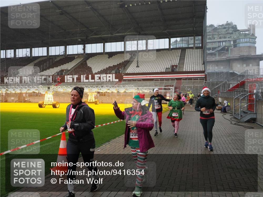 07.12.2025 - St. Pauli X-Mass-Run No. 15 Fabian Wolf http://msf.ph/oto/9416354 07.12.2025 11:09:06 Ziel 335, 338, 341, 495, 496, 619, 1136, 1138, 1140, 1205, 1211, 1502, 1511, 1574, 2070, 2879, 2898 meine-sportfotos.de