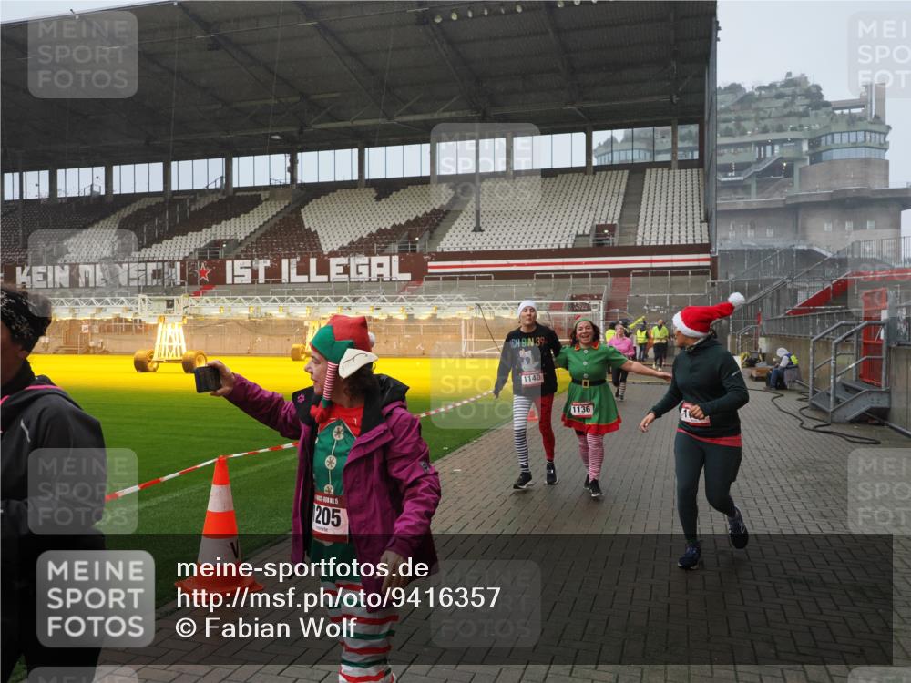 07.12.2025 - St. Pauli X-Mass-Run No. 15 Fabian Wolf http://msf.ph/oto/9416357 07.12.2025 11:09:07 Ziel 335, 338, 341, 495, 496, 558, 619, 1136, 1138, 1140, 1205, 1211, 1260, 1502, 1511, 1574, 2070, 2879, 2898 meine-sportfotos.de