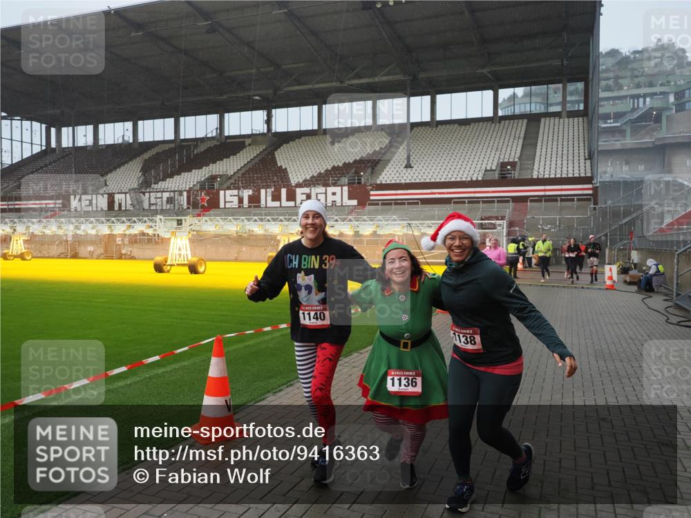 07.12.2025 - St. Pauli X-Mass-Run No. 15 Fabian Wolf http://msf.ph/oto/9416363 07.12.2025 11:09:09 Ziel 44, 51, 335, 338, 341, 495, 496, 558, 619, 1136, 1138, 1140, 1205, 1211, 1260, 1502, 1511, 1574 meine-sportfotos.de