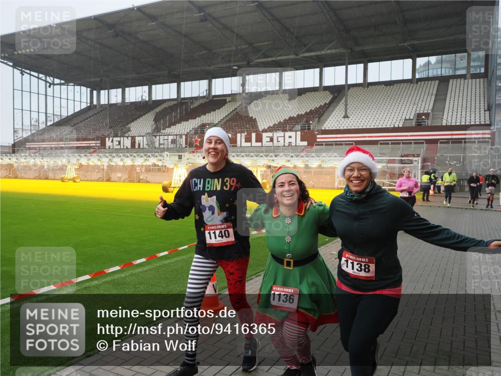 07.12.2025 - St. Pauli X-Mass-Run No. 15 Fabian Wolf http://msf.ph/oto/9416365 07.12.2025 11:09:09 Ziel 44, 51, 335, 338, 341, 495, 496, 558, 619, 1136, 1138, 1140, 1205, 1211, 1260, 1502, 1511, 1574 meine-sportfotos.de