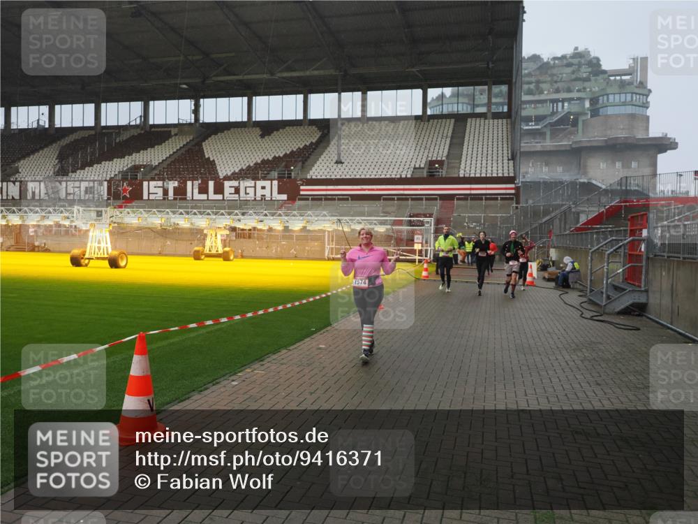 07.12.2025 - St. Pauli X-Mass-Run No. 15 Fabian Wolf http://msf.ph/oto/9416371 07.12.2025 11:09:11 Ziel 44, 51, 335, 338, 341, 495, 496, 558, 619, 1110, 1136, 1138, 1140, 1205, 1211, 1260, 1574 meine-sportfotos.de