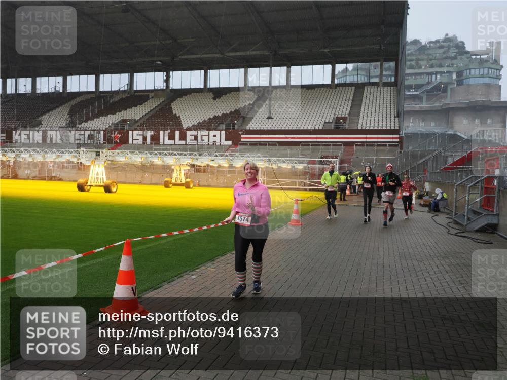 07.12.2025 - St. Pauli X-Mass-Run No. 15 Fabian Wolf http://msf.ph/oto/9416373 07.12.2025 11:09:12 Ziel 44, 51, 335, 495, 496, 558, 619, 1110, 1136, 1138, 1140, 1205, 1211, 1260, 1574 meine-sportfotos.de