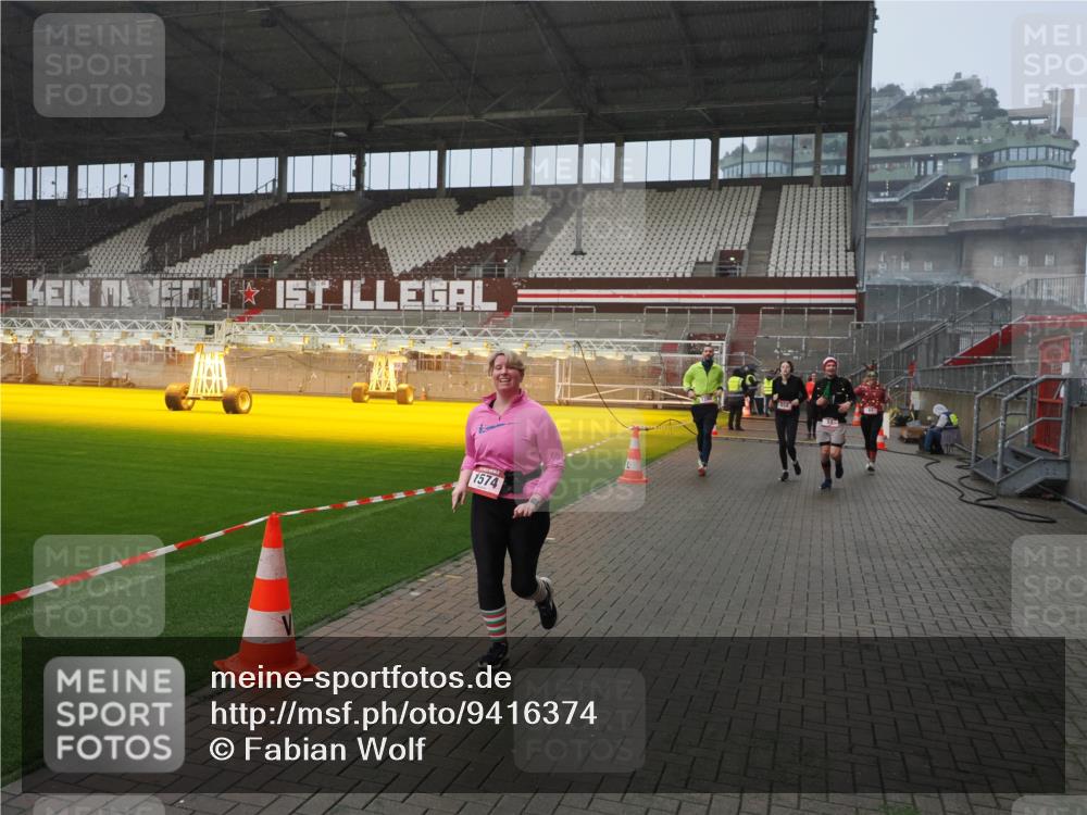 07.12.2025 - St. Pauli X-Mass-Run No. 15 Fabian Wolf http://msf.ph/oto/9416374 07.12.2025 11:09:12 Ziel 44, 51, 335, 495, 496, 558, 619, 1110, 1136, 1138, 1140, 1205, 1211, 1260, 1574 meine-sportfotos.de