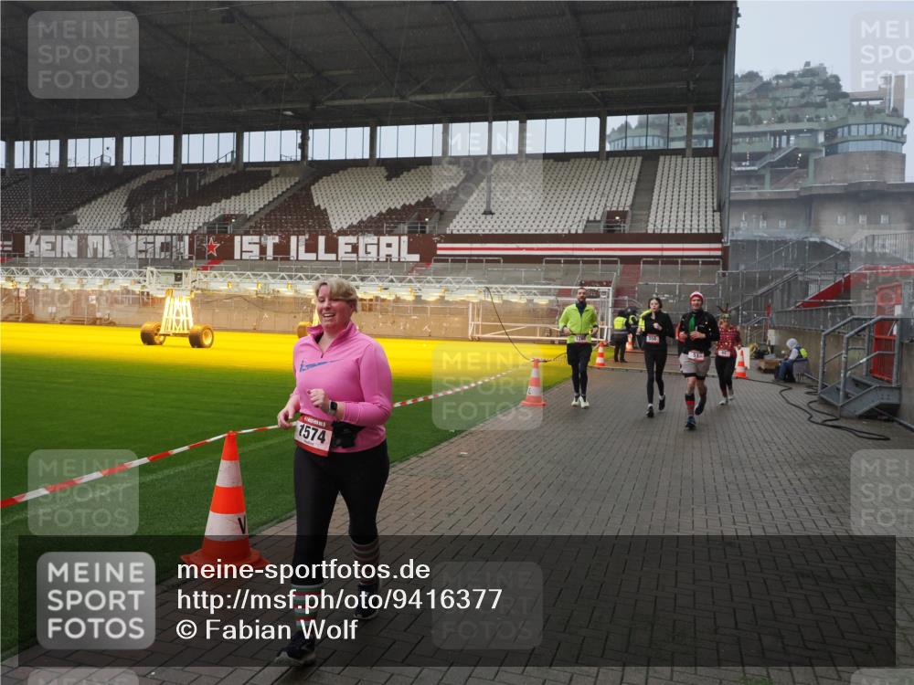 07.12.2025 - St. Pauli X-Mass-Run No. 15 Fabian Wolf http://msf.ph/oto/9416377 07.12.2025 11:09:13 Ziel 44, 51, 495, 496, 558, 619, 1110, 1136, 1138, 1140, 1205, 1211, 1260, 1574 meine-sportfotos.de