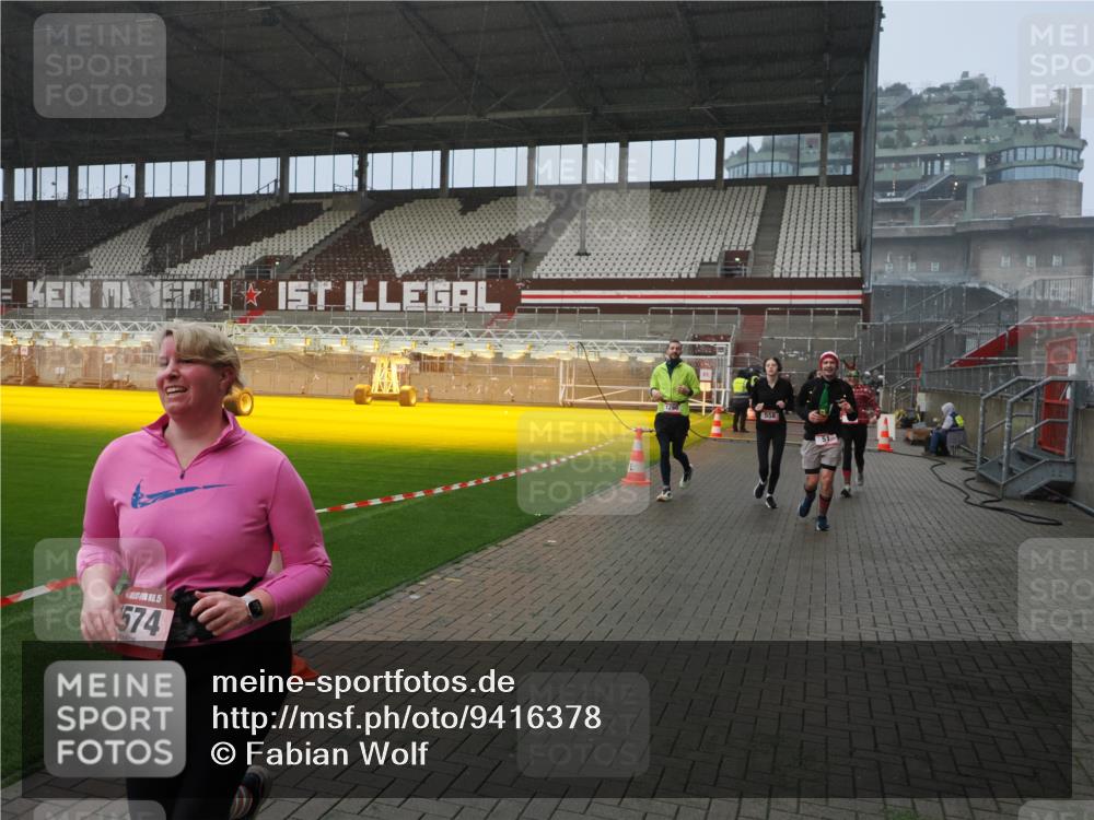 07.12.2025 - St. Pauli X-Mass-Run No. 15 Fabian Wolf http://msf.ph/oto/9416378 07.12.2025 11:09:14 Ziel 44, 51, 495, 496, 558, 619, 1110, 1136, 1138, 1140, 1205, 1211, 1260, 1574 meine-sportfotos.de