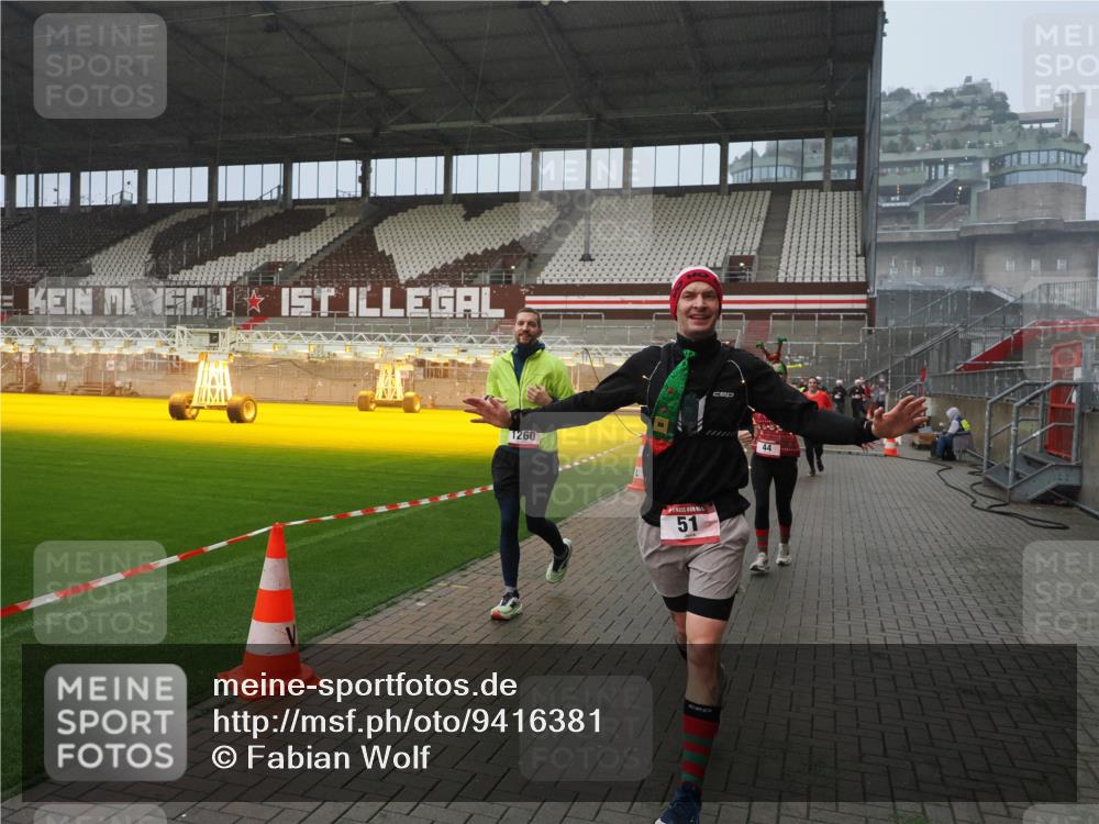 07.12.2025 - St. Pauli X-Mass-Run No. 15 Fabian Wolf http://msf.ph/oto/9416381 07.12.2025 11:09:16 Ziel 44, 51, 558, 1110, 1136, 1138, 1140, 1260, 1574 meine-sportfotos.de