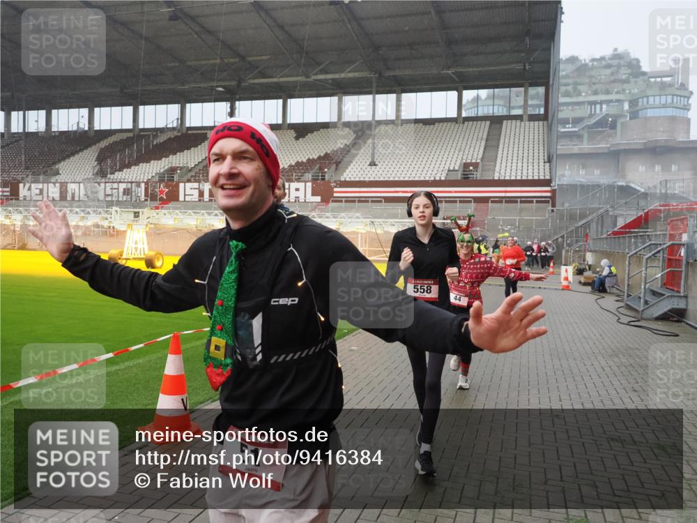 07.12.2025 - St. Pauli X-Mass-Run No. 15 Fabian Wolf http://msf.ph/oto/9416384 07.12.2025 11:09:16 Ziel 44, 51, 558, 1110, 1136, 1138, 1140, 1260, 1574 meine-sportfotos.de