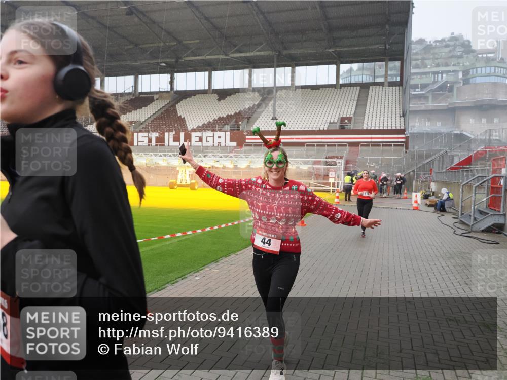 07.12.2025 - St. Pauli X-Mass-Run No. 15 Fabian Wolf http://msf.ph/oto/9416389 07.12.2025 11:09:17 Ziel 44, 51, 558, 1110, 1136, 1138, 1140, 1260, 1574 meine-sportfotos.de